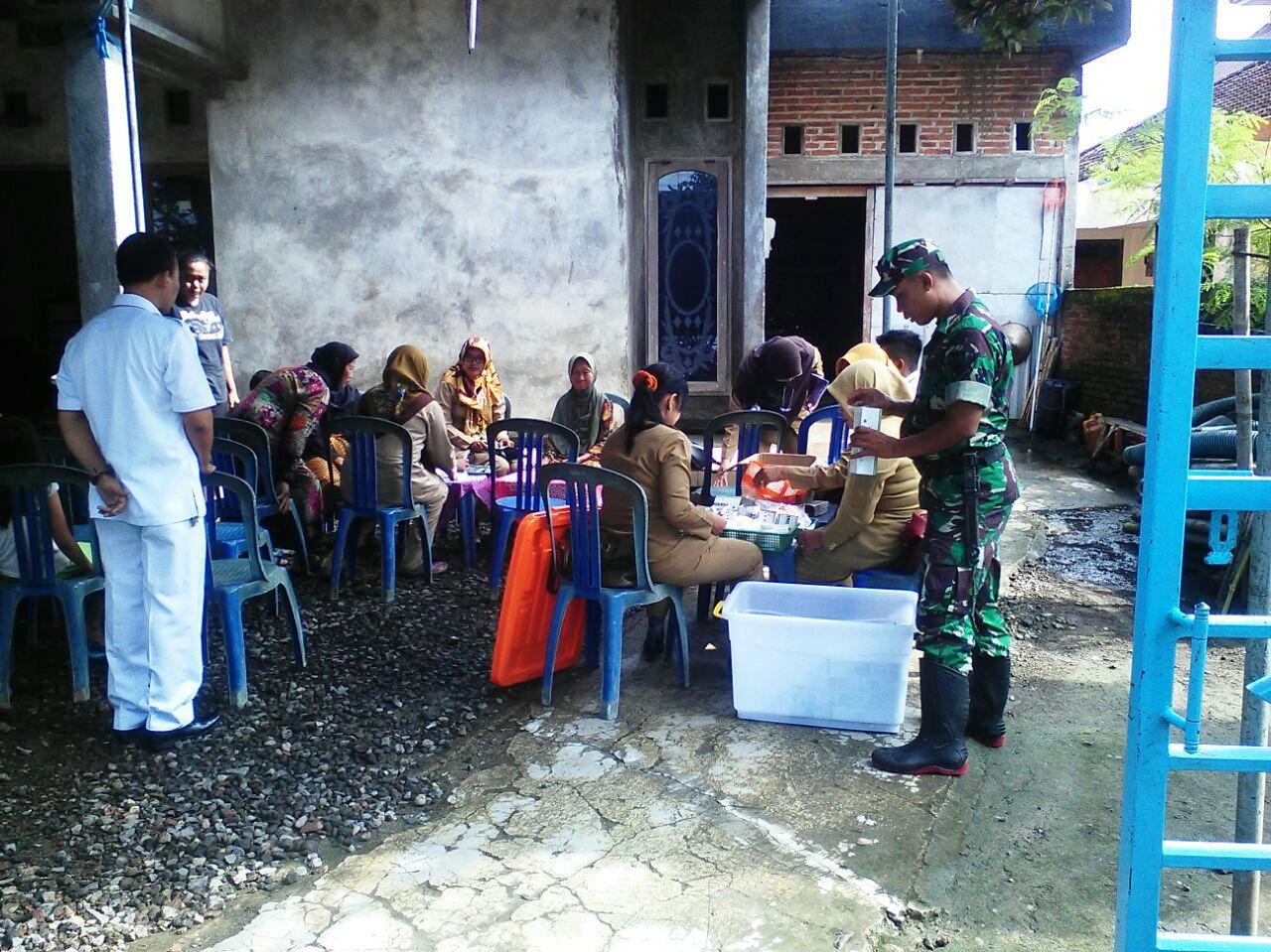 Babinsa 02 Jati Pantau Pengobatan Gratis Korban Banjir